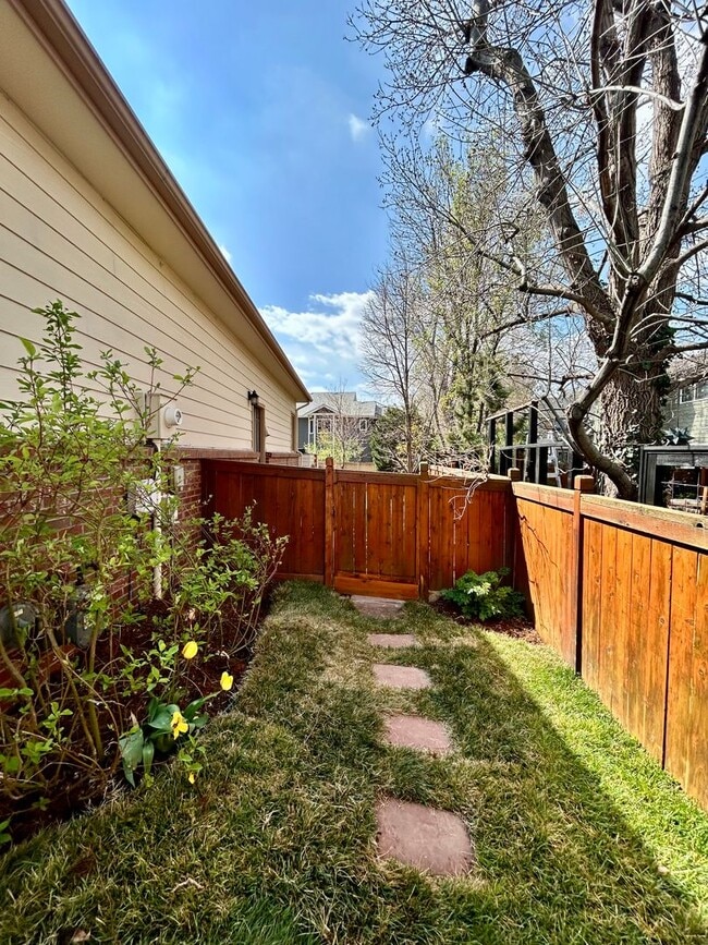 Building Photo - Spacious Garden-level Condo with Kitchenet...