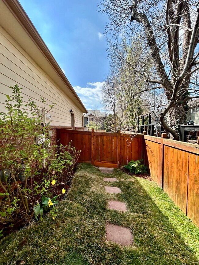 Building Photo - Spacious Garden-level Condo with Kitchenette in North Boulder