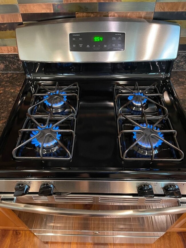 Building Photo - Beautiful 4 Bedroom in a small and exclusive neighborhood