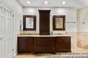 Building Photo - 7 Inwood Knoll