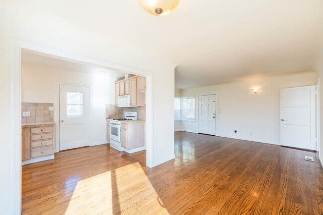 Building Photo - Super Cute 3bed 2 bath home with peek-a-boo ocean view South Redondo