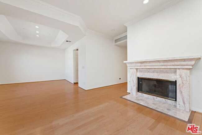 Building Photo - 2025 S Beverly Glen Blvd