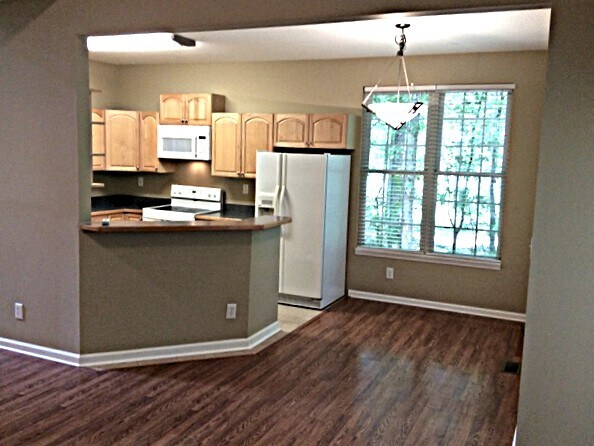 Building Photo - 8001 Lakeshore Dr