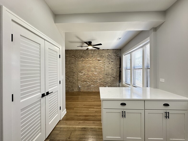 Building Photo - 3840 N Wilton Ave