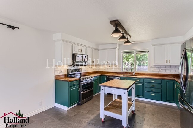 Building Photo - Charming & Spacious 3-Bed, 2-Bath Home in Peaceful North Plains!