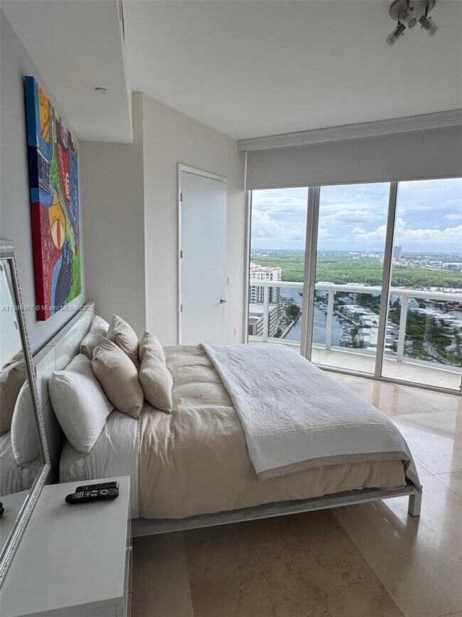 Building Photo - 16001 Collins Ave