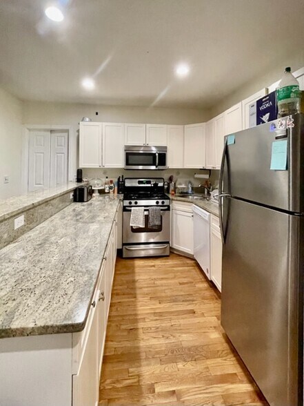 Building Photo - 54 Egmont St