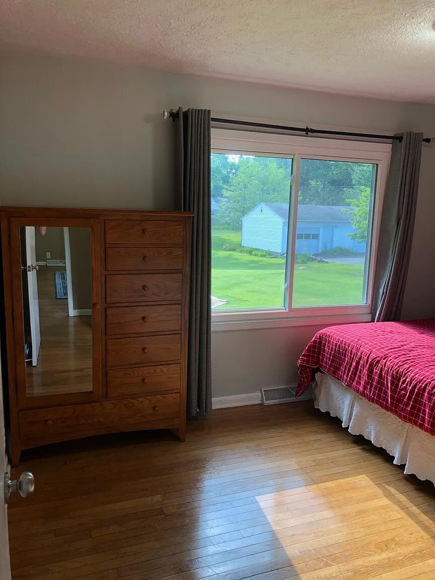 Building Photo - 131 N Hillsdale Dr