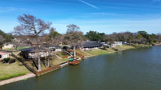 Building Photo - 414 Lakeview Dr