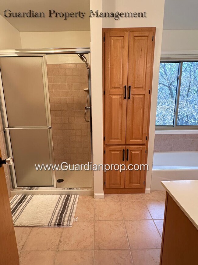 Building Photo - Well Maintained Prior Lake SFH, Large Deck, Fireplace, 2 Car Attached Garage