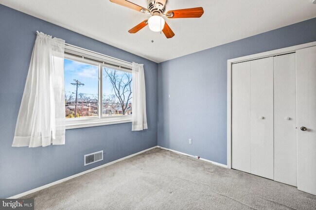 Building Photo - 6201 Lone Oak Dr