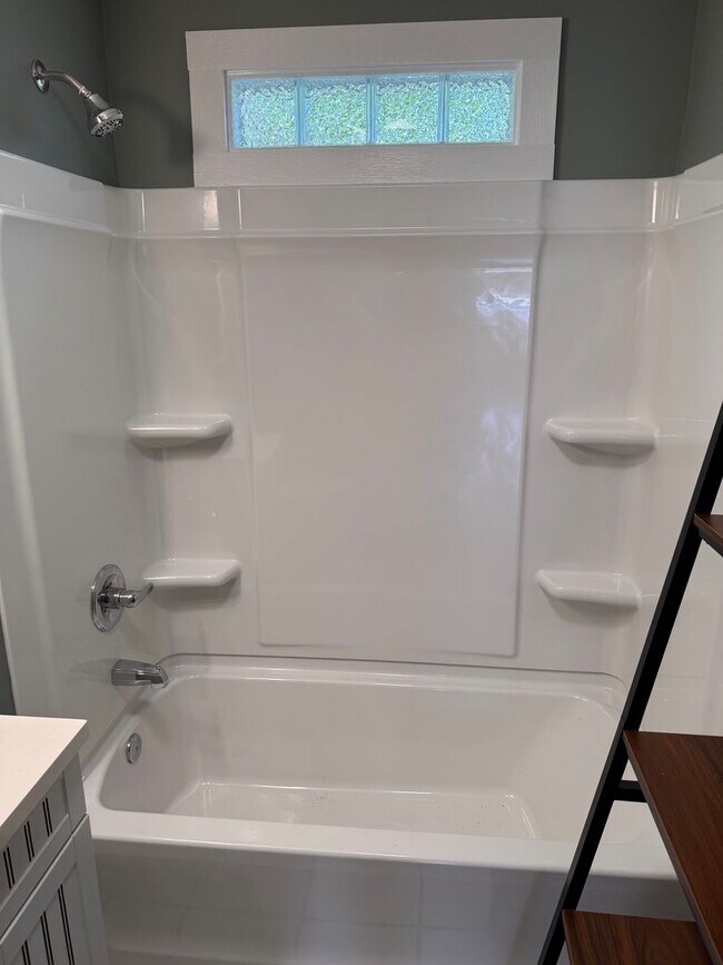 Building Photo - 3 Bed, 1 Bath Newly Renovated Home in Asheboro!