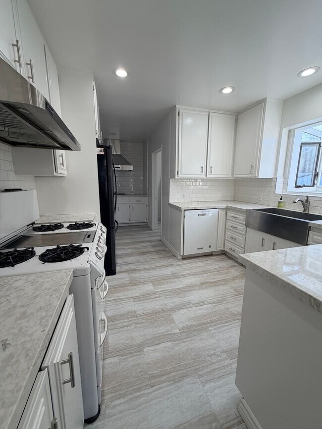 Building Photo - 8046 Dunfield Ave