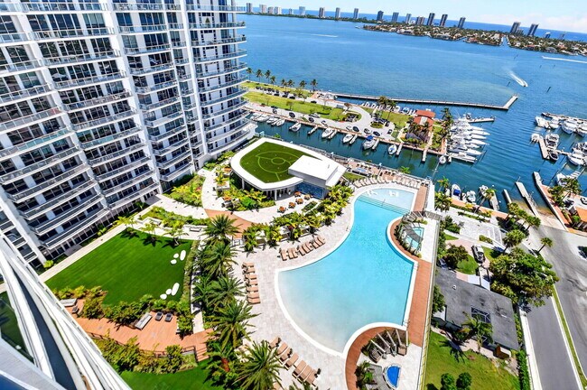 Building Photo - 220 Lake Shore Dr