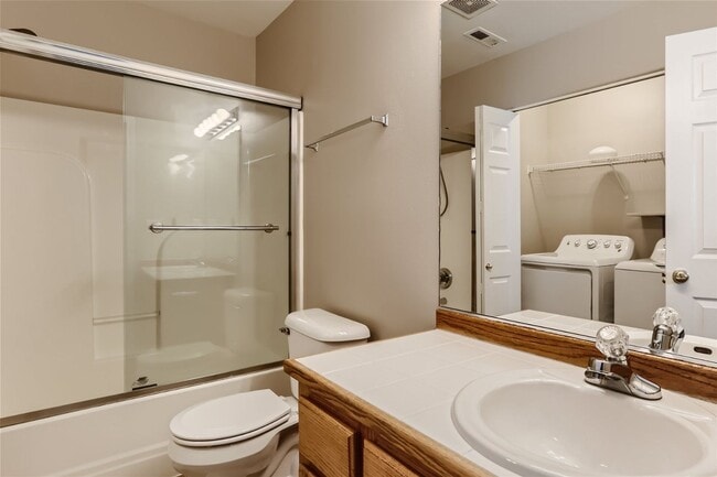 Building Photo - Spacious Two-Level Duplex Home with Fenced Backyard in Hillsboro!