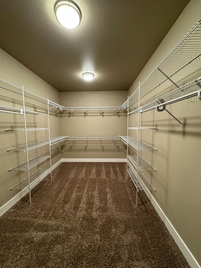 Building Photo - Newer Winchester 4 bedroom 2 bath home