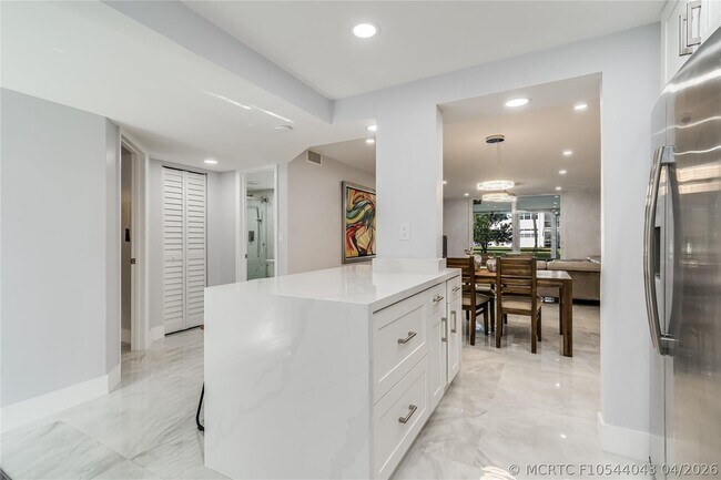Building Photo - 9523 S Hollybrook Lake Dr
