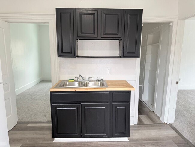 Building Photo - 1701 E Ganson St