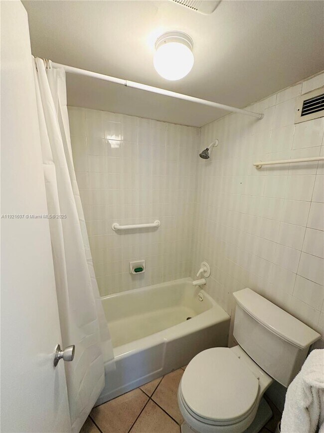 Building Photo - 100 Lincoln Rd