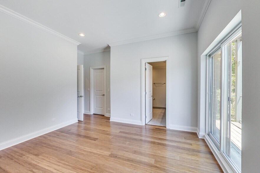 Building Photo - 2341 W North Ave