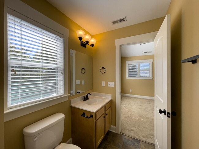 Building Photo - Charming Three-Bedroom Cottage in Oakley
