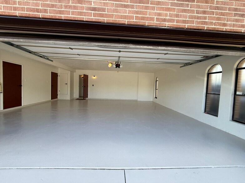 Building Photo - 1402 E Big Rock Rd