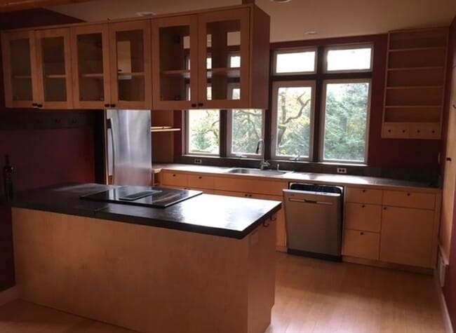 Building Photo - 4 BD/3.5 Bath home available 05/10/2026 in the South Hills