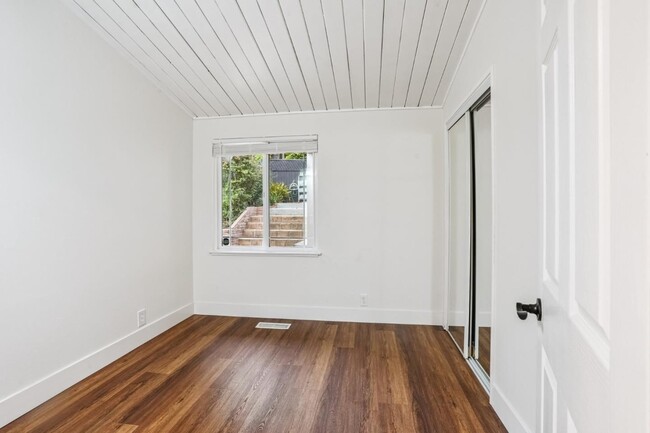 Building Photo - 6900 Thornhill Dr