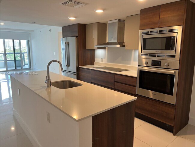 Building Photo - 9261 E Bay Harbor Dr