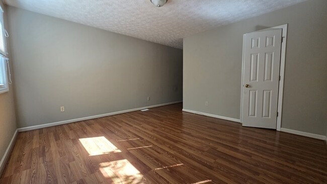 Building Photo - Townhouse in Mayflower Apartments