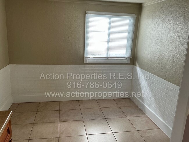 Building Photo - Move In Special! Central Roseville Bungalow 2 bedroom 1 Bathroom, Street Parking, Shed, No Yard