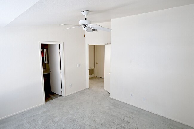 Building Photo - Summerlin area upper condo/vaulted ceilings/light and bright