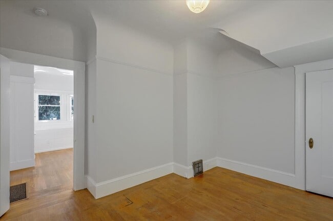 Building Photo - 422 Vernon St