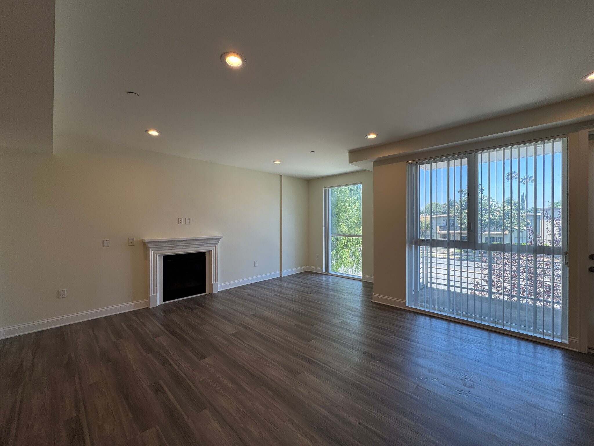 Building Photo - 14934 Burbank Blvd