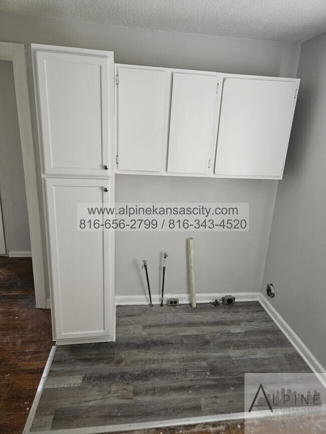 Building Photo - Home in NE with HUGE Primary Bedroom! Vouchers OK
