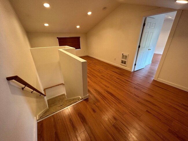 Building Photo - 140 B St