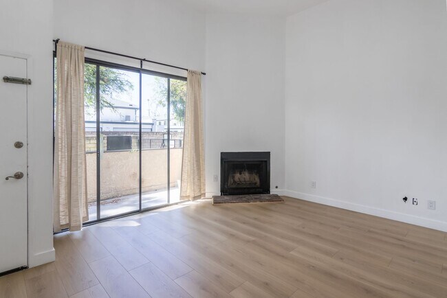 Building Photo - Beautifully Renovated 3-Bedroom Townhome i...