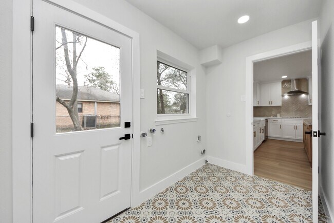 Building Photo - 26206 Maplewood Dr