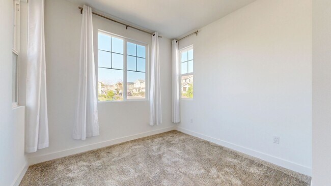 Building Photo - Bright & Beautiful 4 Bedroom 3 Full Bathroom Home!