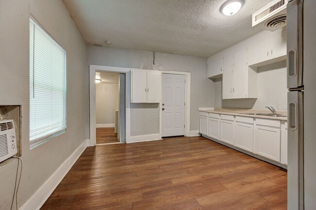 Building Photo - Large 2 bed / 1 bath house! 3 Minutes from I-235, and 10 Minutes from Bricktown!