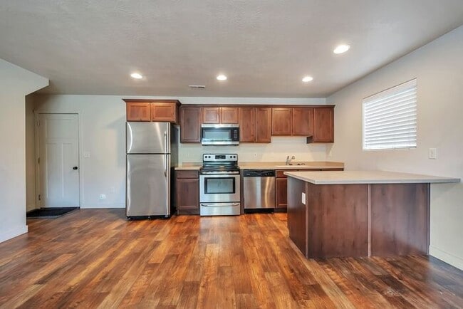 Building Photo - Awesome 2 Story Townhome in Vineyard with ...
