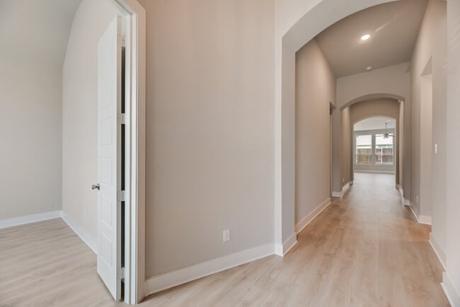 Building Photo - 3105 Columbia Dr