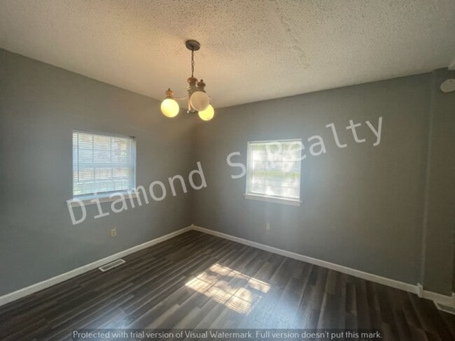 Building Photo - Charming 3 bedroom home available!