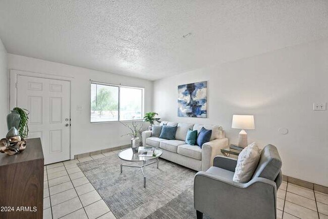 Building Photo - 3 bedroom