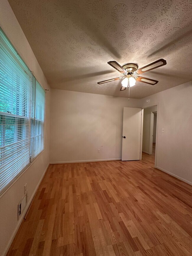 Building Photo - Available now,  3/2 with large unfinished basement, in University Heights