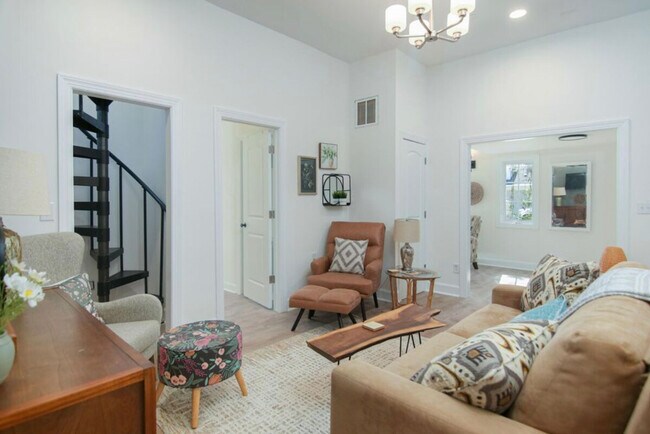 Building Photo - 452 Riverland Dr