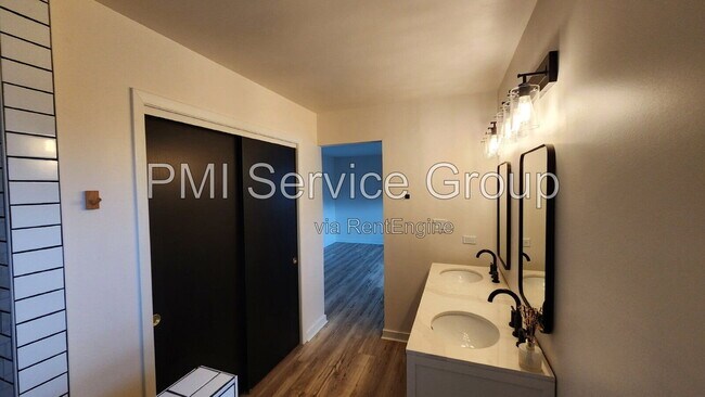 Building Photo - 7749 Lyman Ave