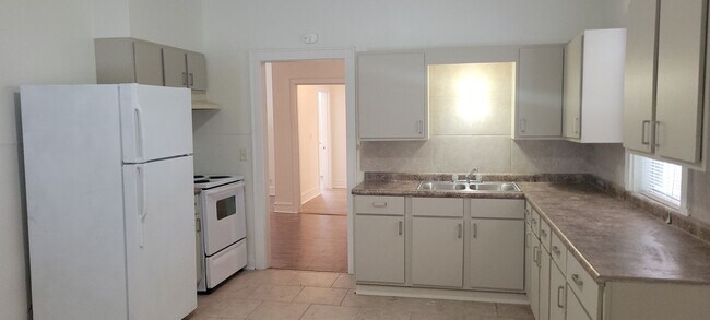 Building Photo - Great 3 bedroom/2 bath home with Oven, Refrigerator, Garage, Central Air & Heat!