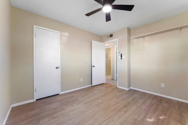 Building Photo - 2614 W Greenway Rd