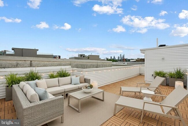 Building Photo - 1124 Dunton St